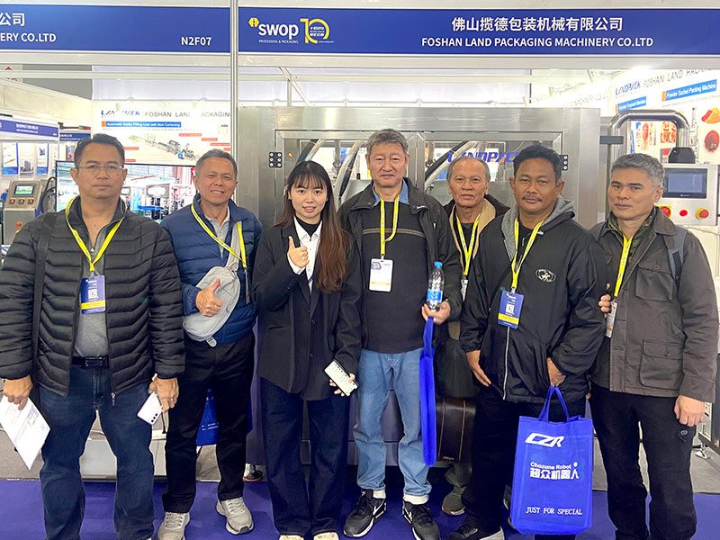 揽德海外展会现场 · 与客户合影